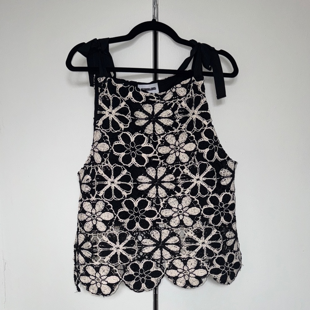 Chic Floral Lace Sleeveless Top in Black and White